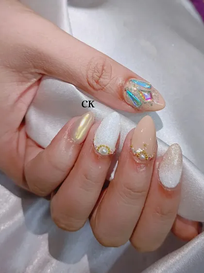 A luxurious wedding set with a mix of textures, including a sugar glitter nail, a gold chrome nail, a nude nail with pearl accents, and a shattered glass accent nail.