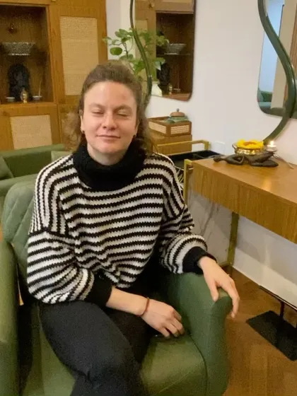 We are so happy to welcome clients from all over the world. Here is a guest from Paris, finding a moment of peace and relaxation in our salon. It shows that the need for natural, holistic wellness is universal.