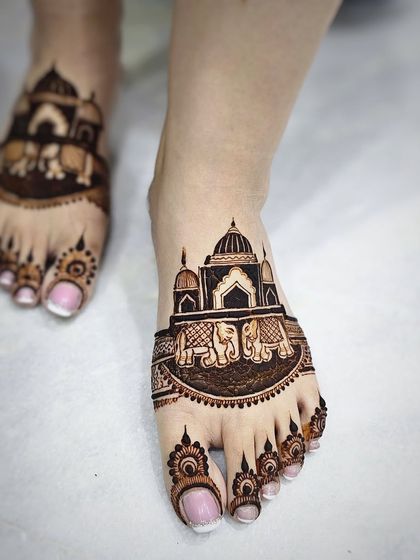 An elegant foot design featuring royal elephants marching above the toes. This is a popular choice for brides who want a touch of traditional grandeur.