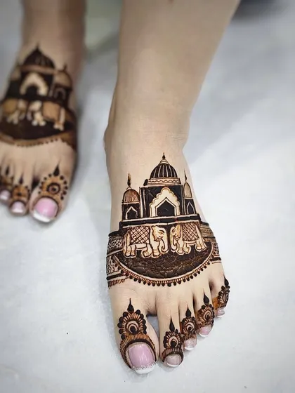 An elegant foot design featuring royal elephants marching above the toes. This is a popular choice for brides who want a touch of traditional grandeur.