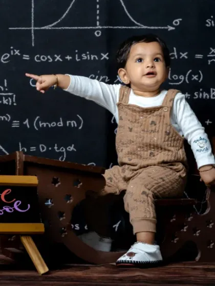 Today's lesson: How to be adorable 101. This little genius is pointing the way.