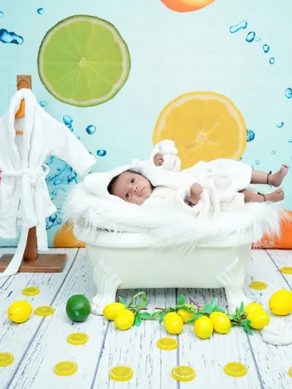 Splash of fun! This citrus fruit bath theme is a joyful and vibrant option for babies who can sit up. It’s all about capturing those happy smiles and giggles in a playful, colorful setting.