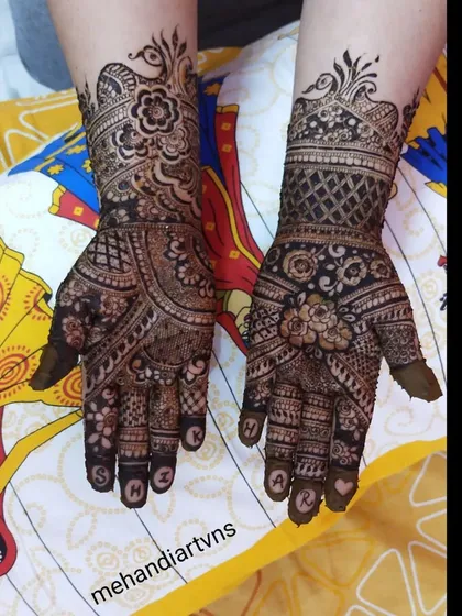 Personalization is key in bridal mehandi. Here you can see how we incorporate the couple's initials into the design, a special touch that many clients request and a technique we cover in our course.