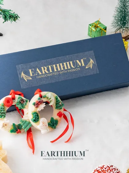 My Christmas-themed wax sachets, shaped like festive wreaths. These are perfect for hanging on a tree or using as fragrant gift tags during the holidays.