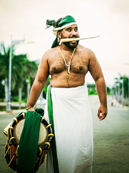 A moment of rest with the Chenda. Even in a pause, the connection to the instrument is clear.