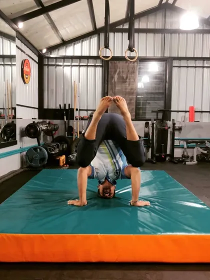 A sequence showing various headstand poses I practice to build balance and core control. We start with the basics and progress to complex variations like straddles and tucks.
