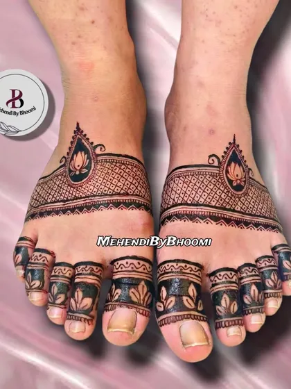 Mehendi for feet is a must for close family members. This is a very clean and symmetrical design with a lotus motif that looks so elegant. I make sure the patterns on both feet are perfectly matched.