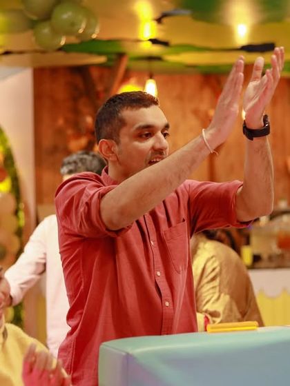 A father claps along, fully engaged in the party's fun. We believe that when the parents are happy, the party is a true success.