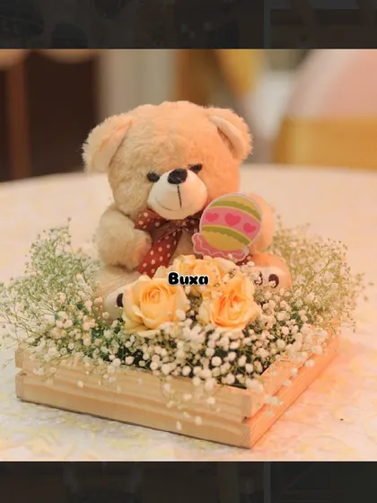 This teddy bear centerpiece is a simple yet elegant decoration for any baby shower, combining a soft toy with fresh flowers.