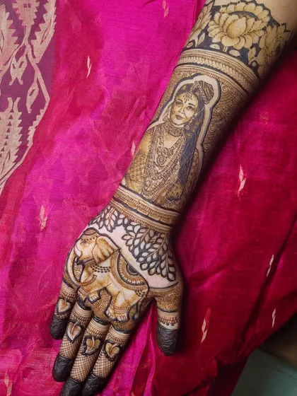 The full view of the Aishwarya Rai portrait henna. I framed the portrait with a lotus cuff and an elephant on the palm, blending cinematic art with traditional motifs.