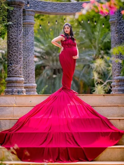 Celebrate your journey to motherhood with a powerful statement. This deep red trail gown is one of my most popular maternity photoshoot rentals, designed to create elegant silhouettes and timeless portraits.