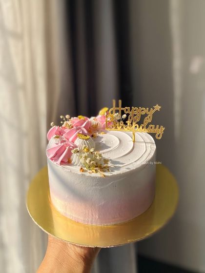 Elegant Floral & Minimalist Cakes photo 17