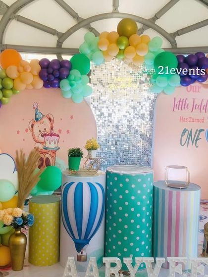 A wider view of the teddy bear theme, showing the marquee number and full balloon arch.