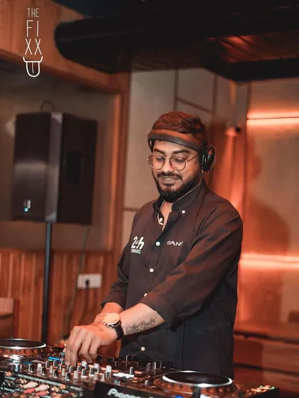 Spinning for a 'Blue Blooded' ladies' night at The Fixx. I curate a special mix of Bollywood and hip hop to make sure Wednesdays are just as fun as the weekend.