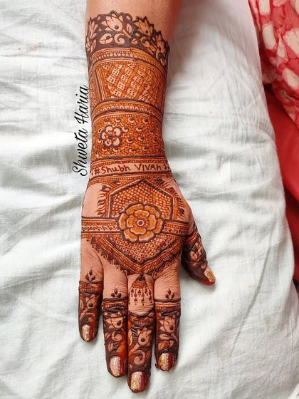 A simple and elegant back-hand design with a central floral mandala and the auspicious hashtag 'Shubh Vivah' (Happy Wedding).