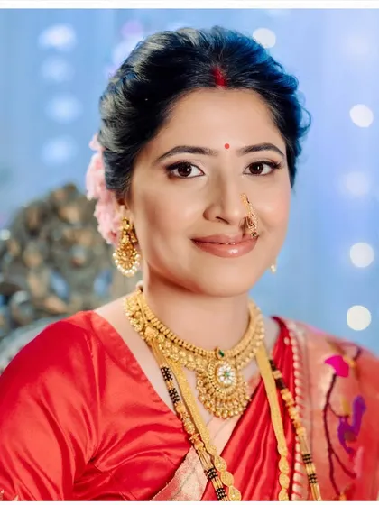 A close-up of Sanyukta's reception look. The eyes are a bit more glam to complement her gorgeous green Kapse Paithani saree.