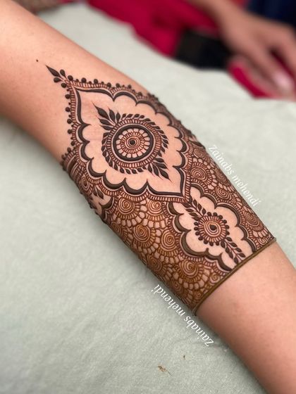 A beautiful armband design for Arsha, featuring a central mandala with delicate detailing.