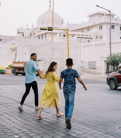 A family walking through the streets of Bangalore, creating memories before they relocate. A beautiful and sentimental session.