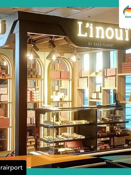 A glimpse of our beautifully lit kiosk at Kempegowda International Airport, Bengaluru. As a proud namma Bengaluru brand, we are delighted to offer travelers a taste of local, artisanal luxury.