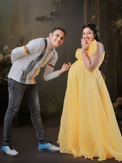 Shine bright in our yellow organza gown. The vibrant color and oversized statement flower create a cheerful and unforgettable look for your maternity photos.