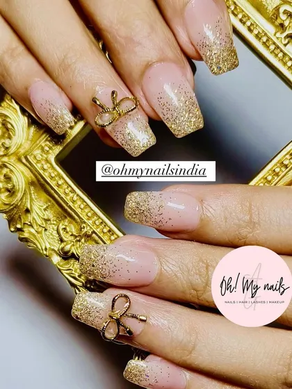 Sparkles for the wedding season. This glamorous set features a gold glitter ombre on a neutral base, accented with 3D gold bow charms for a festive and celebratory feel.