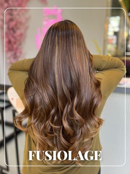 This is our signature Fusiolage technique, which combines multiple shades to create a soft, sun-kissed, and natural-looking blend. The result is luminous hair with beautiful depth.