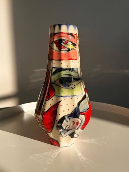 A final shot of the completed vase.