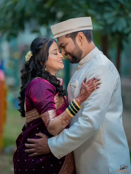 A classic romantic pose with Prachi and Ketan, capturing their smiles and the beautiful details of their traditional Marathi engagement outfits.