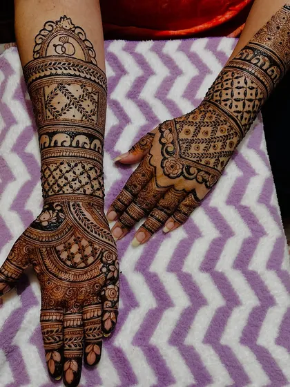 A beautiful engagement mehendi with a mix of traditional motifs. The design includes a kalash (pot) and elephant bands, bringing good fortune to the couple.