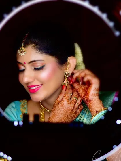 I love using lighting to capture the final look. Framed by the ring light, you can see the soft pink shimmer on the eyes and the radiant finish on the skin. This is a beautiful, camera-ready look for any South Indian bridal event.