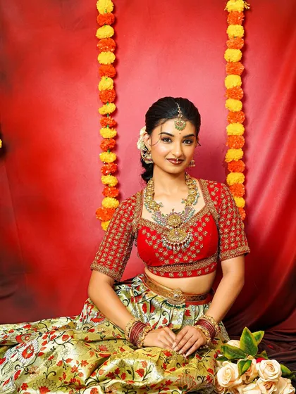 A full bridal set means you have everything you need. This look showcases a complete rental package, including the vaddanam (waist belt) and bangles, perfectly coordinated to complete your traditional attire.