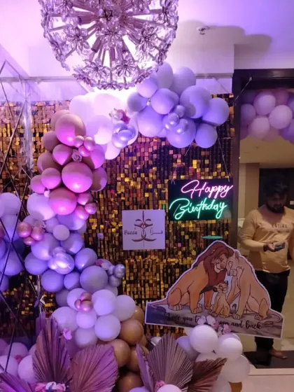 A full view of the Lion King themed setup, showing the grand scale of the balloon arch against the shimmer wall.