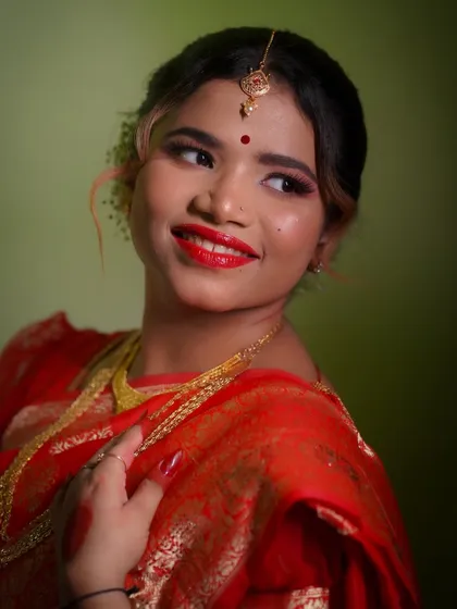 A graceful portrait of a bride. This look, taught in my courses, focuses on creating a timeless elegance that will be cherished in photos for years to come.