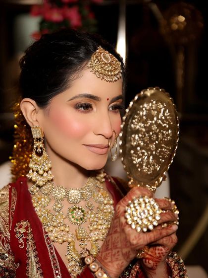 A candid moment of a bride admiring her final look. I created a soft, natural bridal style with a nude lip and subtly defined eyes, proving that you can look absolutely stunning while still feeling like yourself.