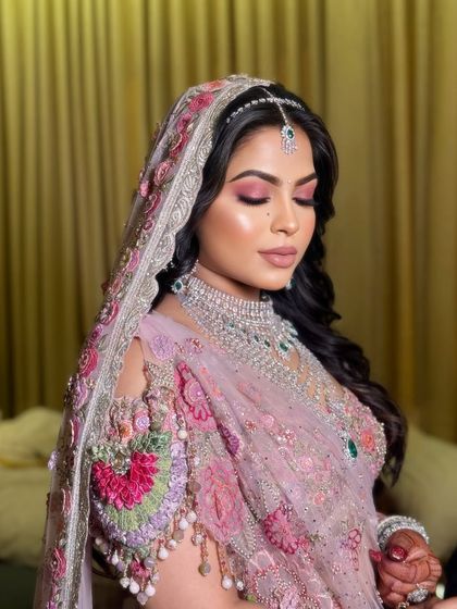 A soft, monochromatic pink look for this beautiful bride. The smokey pink eyeshadow and matching lip create a harmonious and romantic feel.
