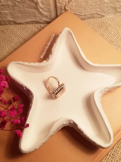 Sometimes, the simplest designs are the most beautiful. This is our Starfish trinket tray, a piece inspired by the calm of the sea. It's perfect for holding your favorite ring or small pieces of jewelry on a bedside table.