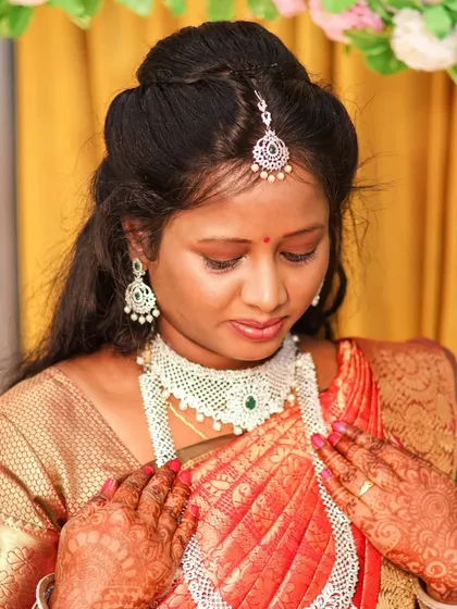 A lovely bridal portrait focusing on her stunning diamond necklace and matching earrings. I make sure to capture the intricate details of the jewellery that completes the bridal look.