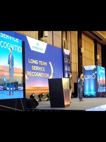 On stage performing a live sand art show for Emerson, a multinational company, at the JW Marriott in Pune. I specialize in creating these corporate narratives for award ceremonies and company events.