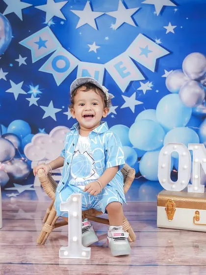 A first birthday is a huge milestone, and I love capturing the pure happiness of the moment. This 'Twinkle Twinkle Little Star' theme is one of my most popular setups for celebrating the big ONE.