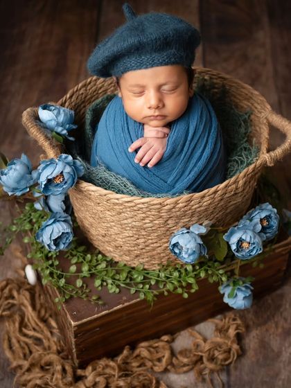 This little one looks like a tiny artist in his blue beret. I love adding small, charming details like this to create a unique and memorable posed portrait.