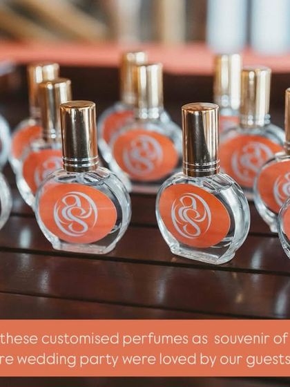 As a thoughtful souvenir, we provided guests with these customized perfumes at a pre-wedding party. It's a small touch that leaves a lasting impression.