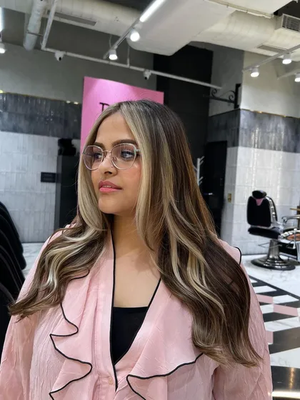 Face framing highlights are a great way to brighten your look and accentuate your features. Here, I've placed bold blonde pieces at the front to create a high contrast, modern style that really stands out.