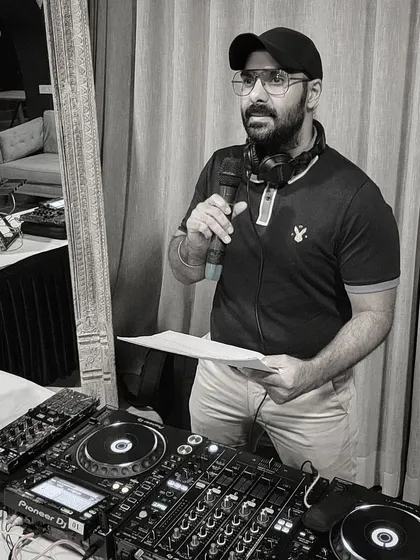 My DJ mixing workshops are structured to give you real, practical knowledge. Here, I'm breaking down the theory behind beatmatching and set structure before the hands-on practice begins.