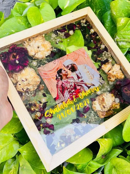 This 8x8 inch pinewood floating frame gives a light and airy feel. The preserved flowers and wedding photo seem to float inside, creating a delicate and modern piece of decor.