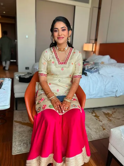 The full look for Supriya's Mehendi. The simple, elegant makeup allows her colorful outfit and intricate henna to be the stars of the show.