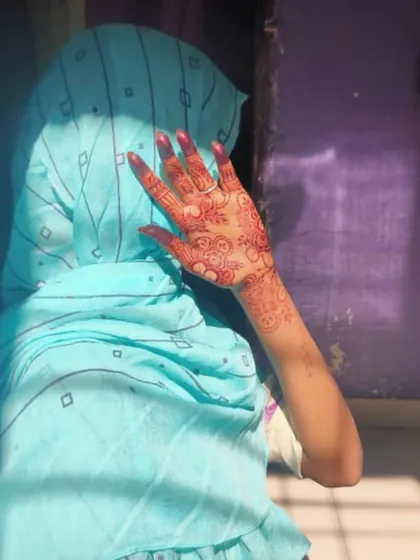 The sunlight hitting this matured henna stain really shows off its beautiful reddish hue. This is the result of patience and good-quality organic paste.