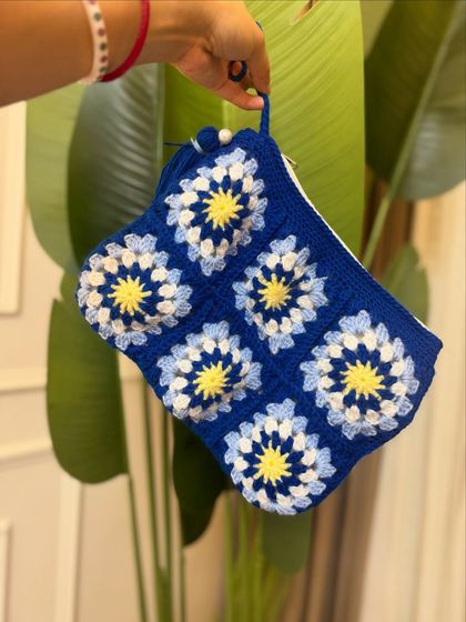 The same granny square pouch design, this time in a beautiful blue and white colorway.