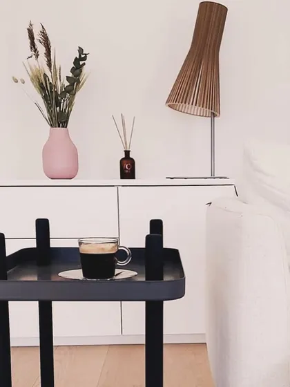 The timeless look of this Secto Design table lamp makes it suitable for any style of interior. Crafted from form-pressed birch slats, it provides a warm, atmospheric light.