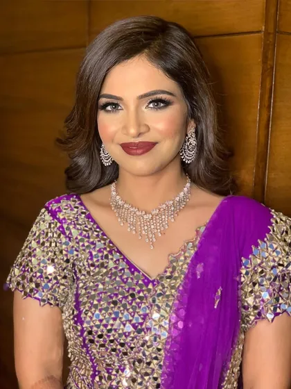 A bold and glamorous sangeet look. The deep berry lip and shimmering eyes were perfect for a night of dancing, designed to pop under the stage lights.