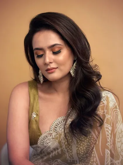 Another look at the dreamy eye makeup. The warm tones bring out the warmth in her complexion, and the skin has a beautiful, healthy sheen.